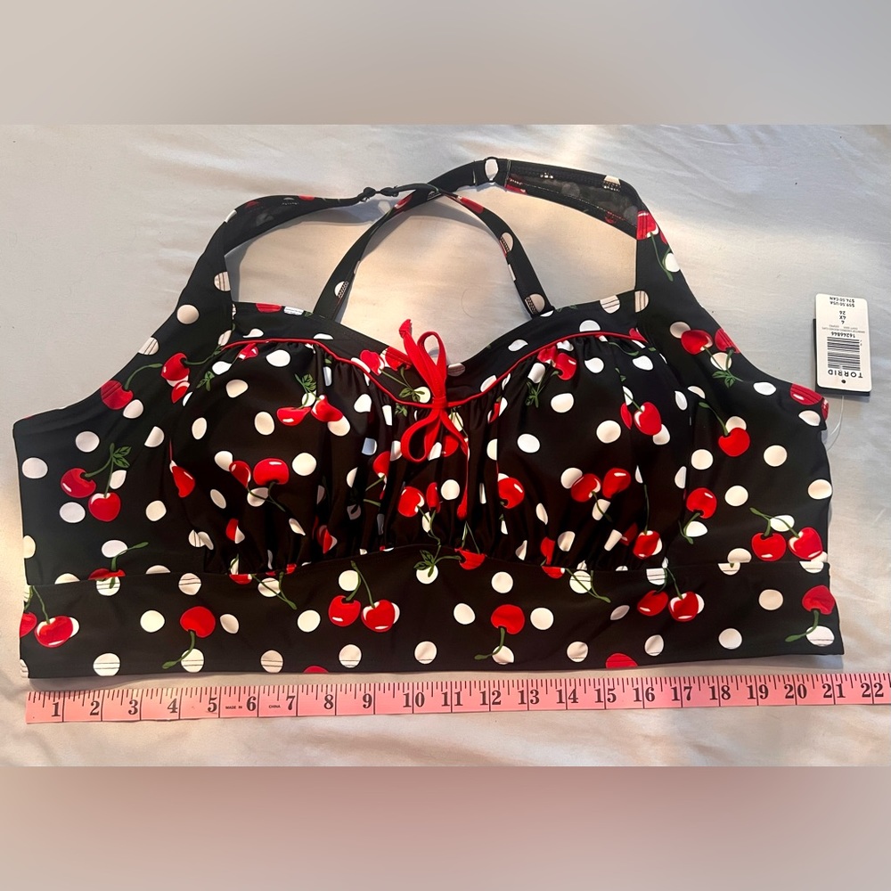 Torrid. Size: 4 (4x/26). RETRO WIRELESS RUCHED CUPS BIKINI TOP